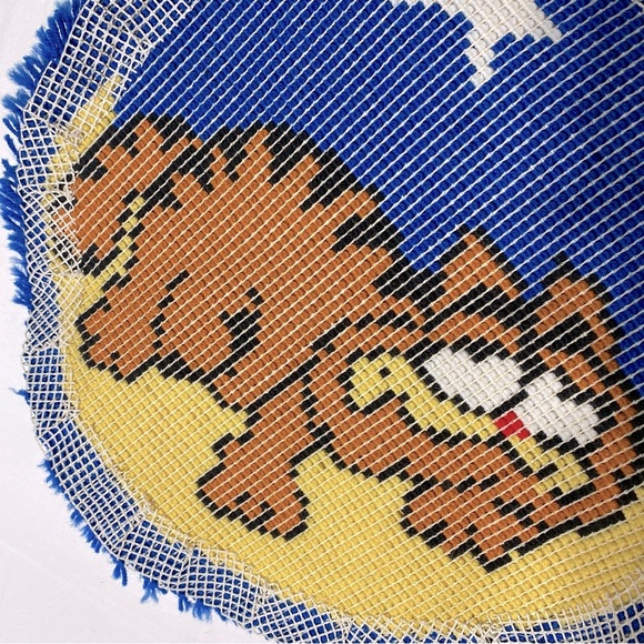 Vintage Handmade Round Garfield Rug - Picture 12 of 15